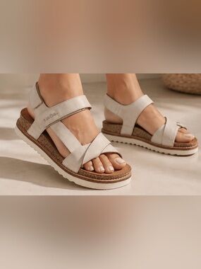 Taos Footwear Women's Light Taupe Strappy Platform Sandals